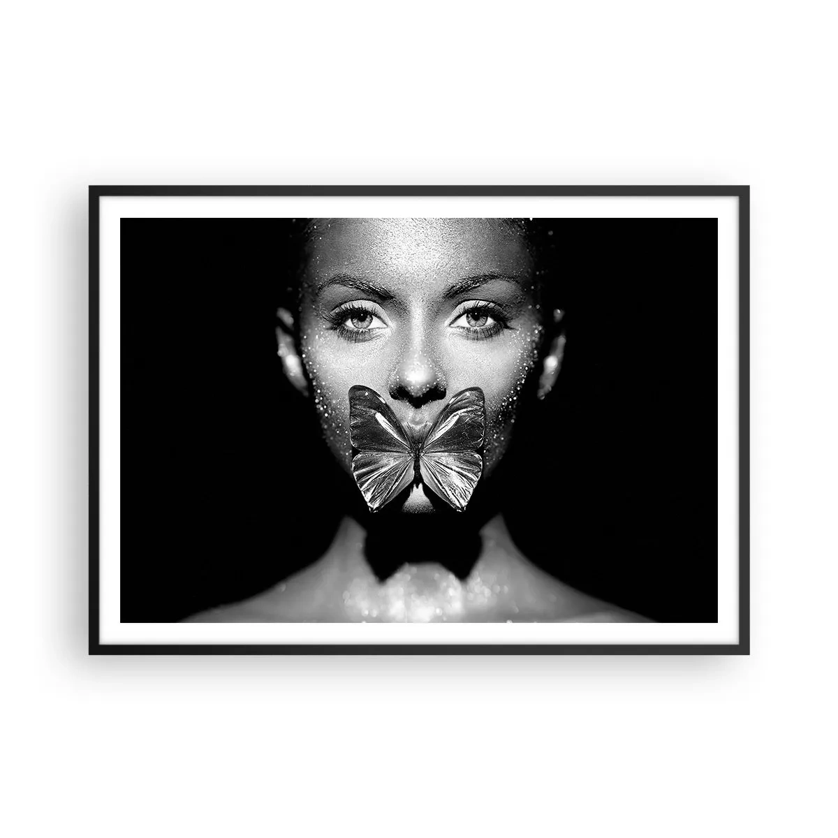 Póster en marco negro - Rostro de mujer en blanco y negro con una mariposa en los labios. - 100x70cm - Beso de mariposa - Decoración de pared moderna para salón y dormitorio ARTTOR