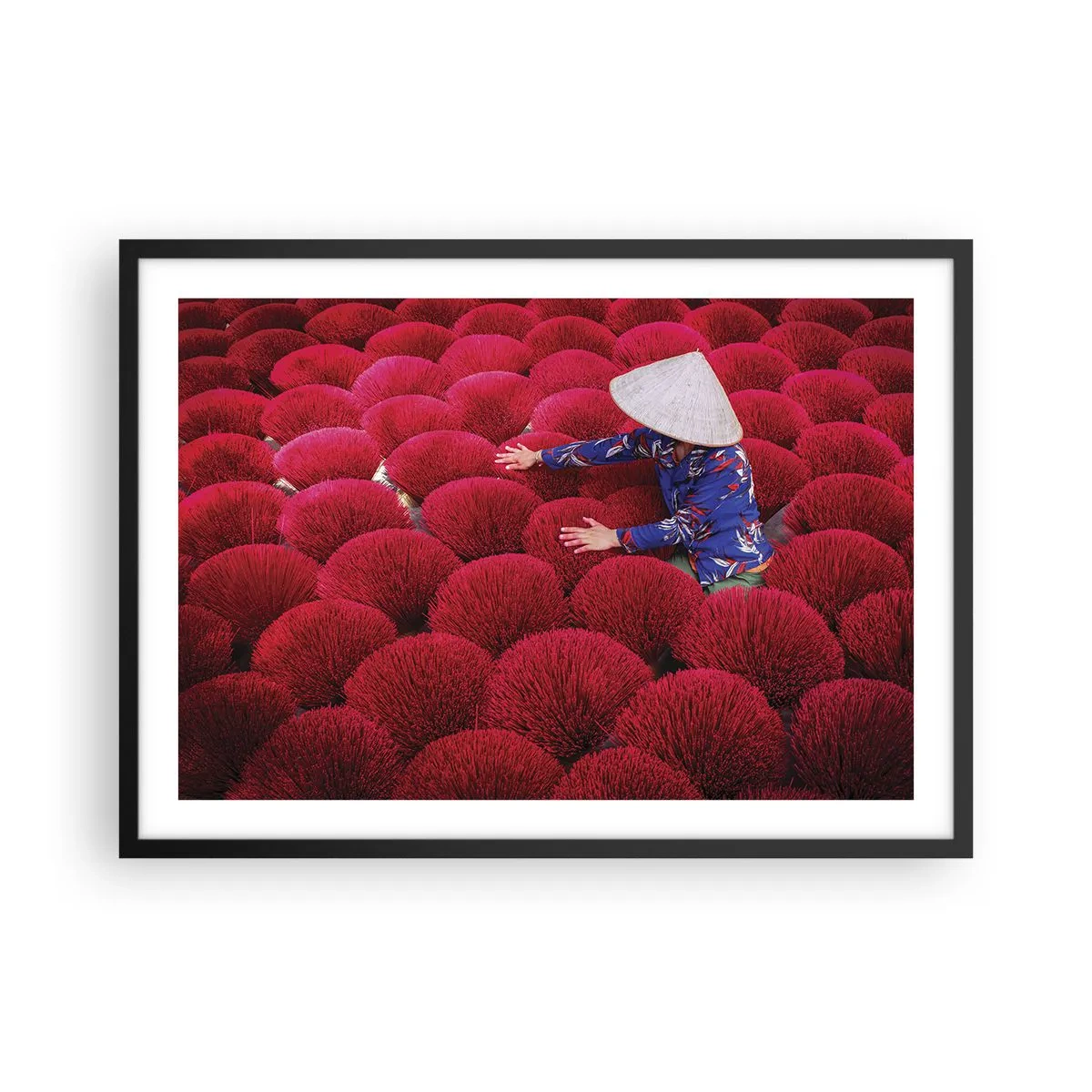 Póster en marco negro - Una mujer con un sombrero tradicional entre varillas de incienso rojo. - 70x50cm - En un campo de arroz - Decoración de pared moderna para salón y dormitorio ARTTOR