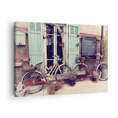 Cuadro sobre lienzo - Impresión de Imagen - Bicicletas antiguas frente a una puerta de madera con contraventanas en tonos pastel. - 70x50cm - La vida rural - Decoración de pared moderna para salón y dormitorio ARTTOR