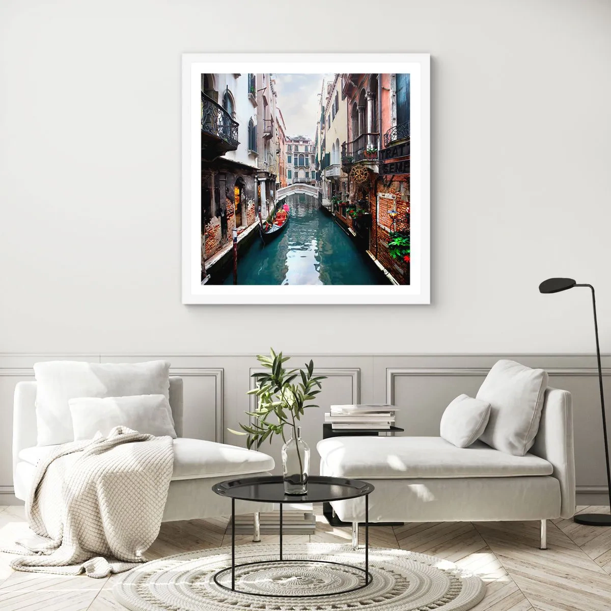 Póster en marco blanco - Paisaje veneciano con góndola y puente - 50x50 cm