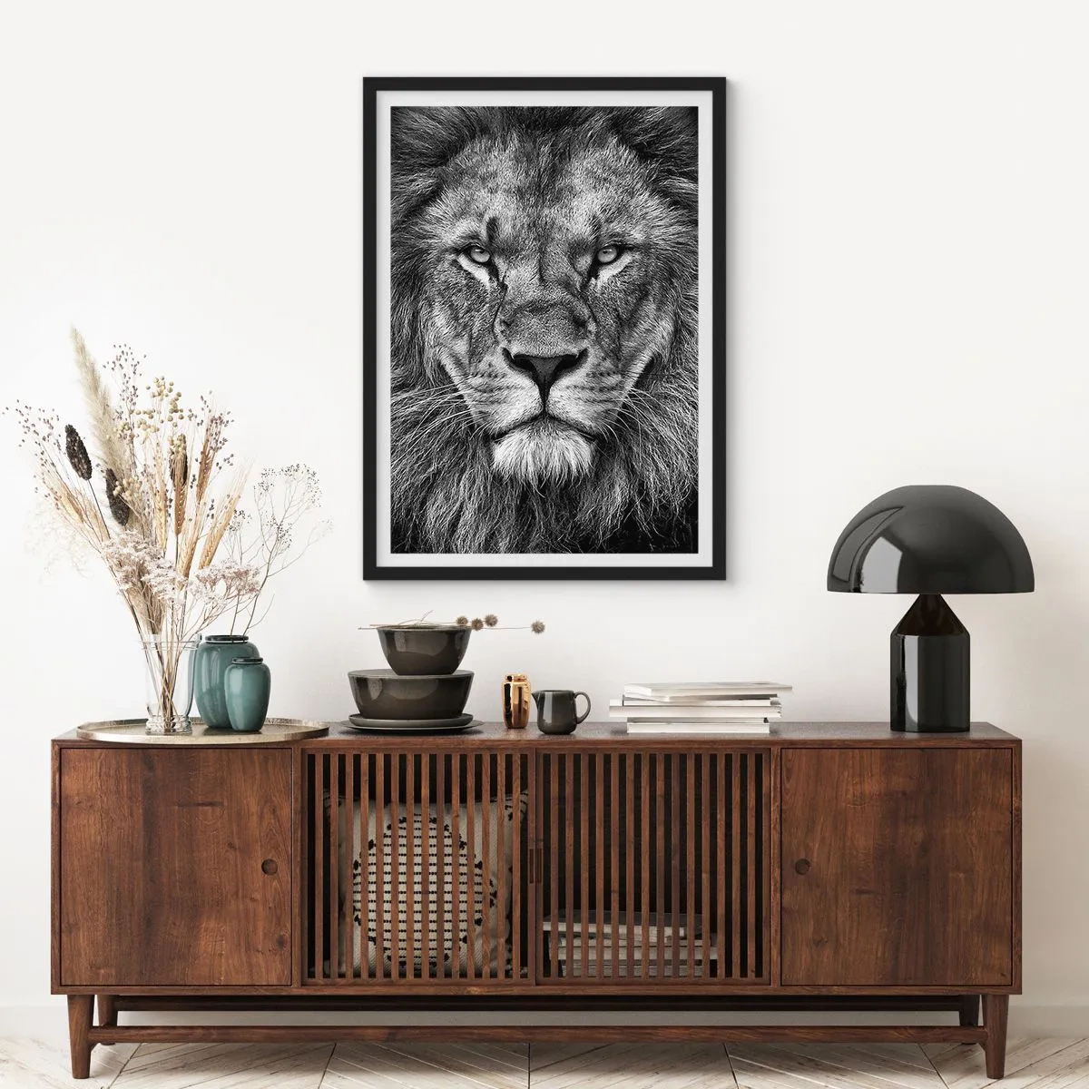 Póster en marco negro - Retrato en blanco y negro de un majestuoso león. - 50x70cm - Con el atuendo de la coronación - Decoración de pared moderna para salón y dormitorio ARTTOR