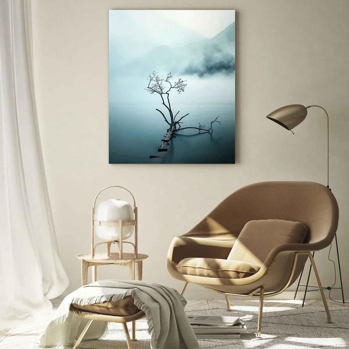 Cuadro sobre vidrio - Impresiones sobre Vidrio - Un árbol solitario con el telón de fondo de montañas envueltas en niebla sobre el agua. - 50x70cm - Fuera del agua y de la niebla - Decoración de pared moderna para salón y dormitorio ARTTOR