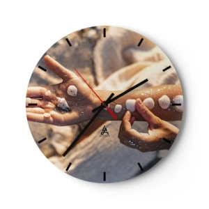 Reloj de pared - Reloj de vidrio - Conchas marinas colocadas en la mano de un niño sobre un fondo de arena. - 30x30cm - La belleza al alcance de la mano - Decoración de pared moderna para salón, cocina y dormitorio ARTTOR