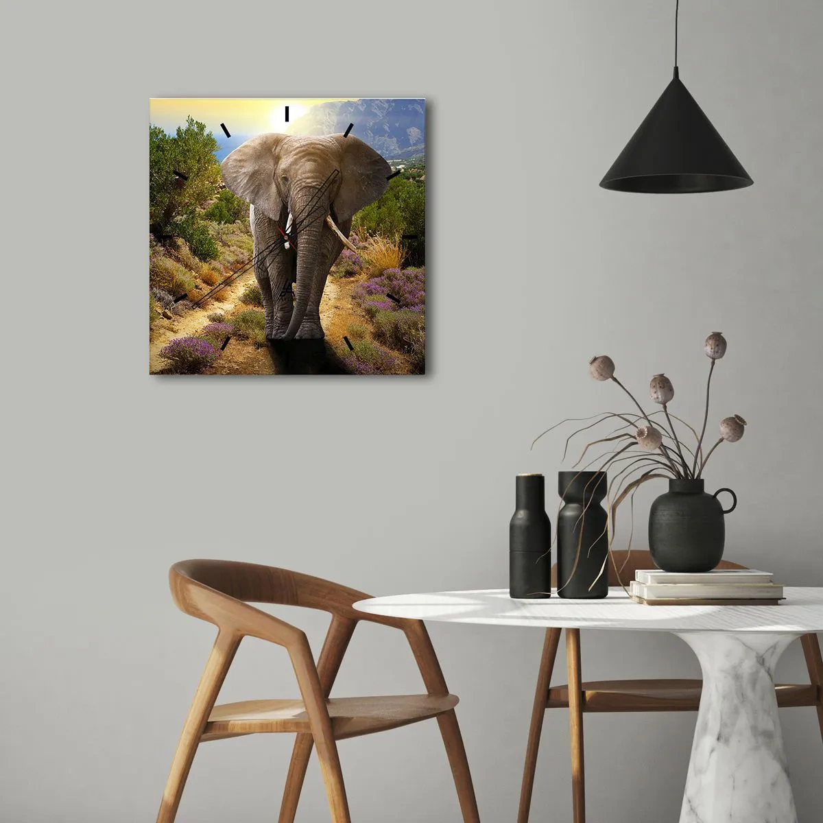 Reloj de pared - Reloj de vidrio - Un elefante africano frente a un paisaje de sabana y montaña. - 30x30cm - Este es el aspecto del Edén - Decoración de pared moderna para salón y dormitorio ARTTOR