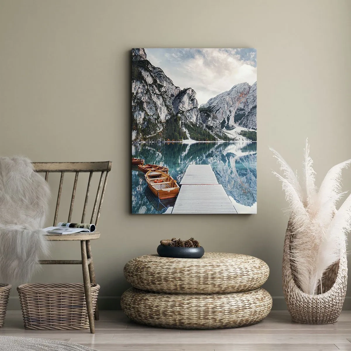 Cuadro sobre lienzo - Impresión de Imagen - Un lago con barcos rodeado de montañas. - 50x70cm - Te mostraremos la fuente de la belleza - Decoración de pared moderna para salón y dormitorio ARTTOR