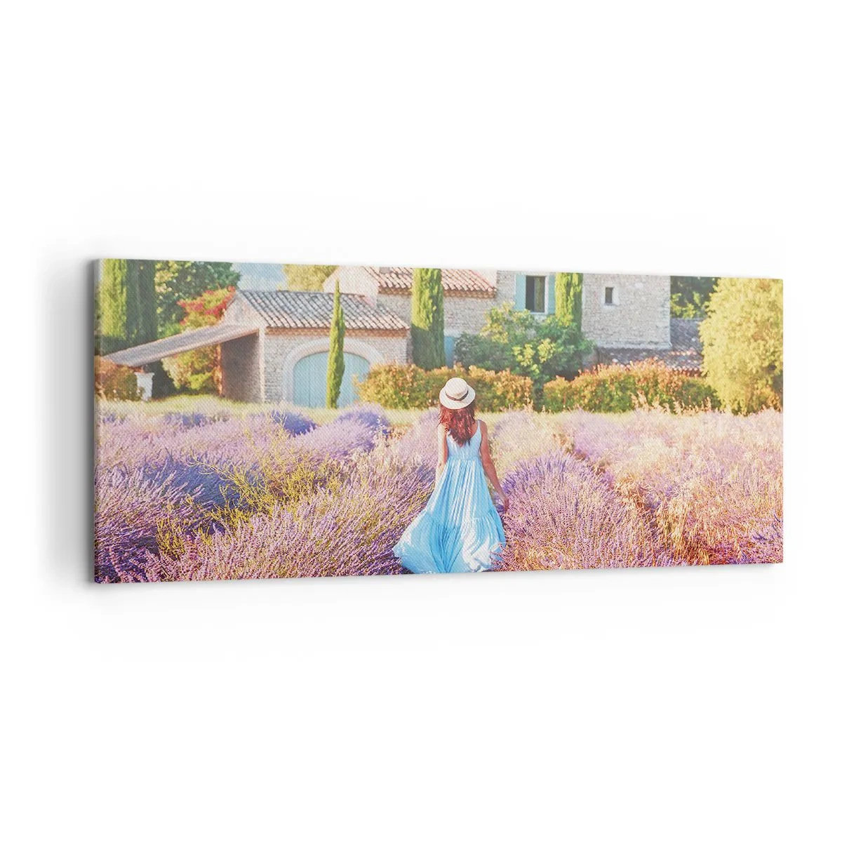 Cuadro sobre lienzo - Impresión de Imagen - Una mujer con un vestido azul caminando por un campo de lavanda con vistas a una casa. - 120x50cm - La chica de la lavanda - Decoración de pared moderna para salón y dormitorio ARTTOR