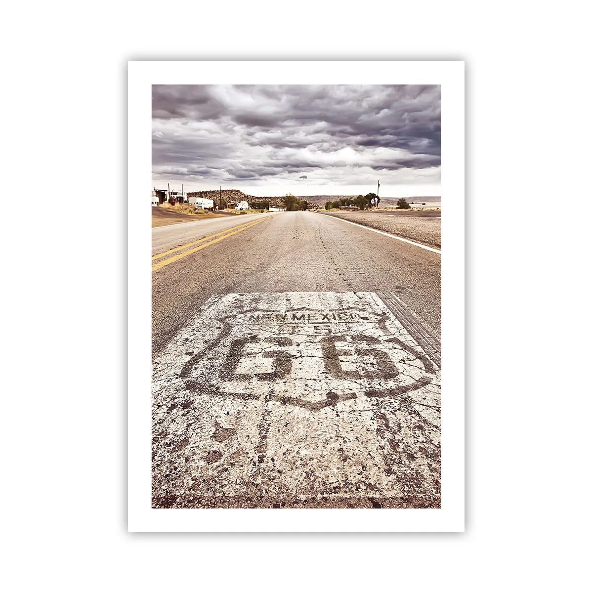 Póster - Una carretera con el símbolo de la Ruta 66 que atraviesa un paisaje desértico. - 50x70cm - Mother Road: una leyenda americana - Decoración de pared moderna para salón y dormitorio ARTTOR
