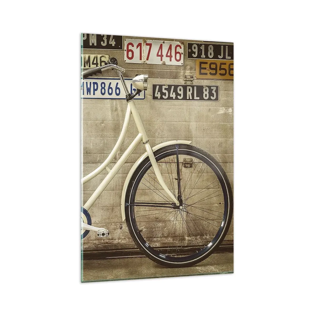Cuadro sobre vidrio - Impresiones sobre Vidrio - Una bicicleta retro contra una pared decorada con matrículas. - 80x120cm - No hay complejos - Decoración de pared moderna para salón y dormitorio ARTTOR