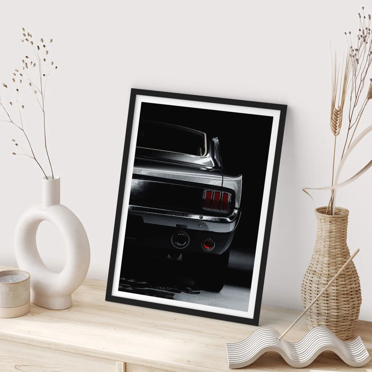 Póster en marco negro - Una versión elegante de la parte trasera de un coche clásico. - 50x70cm - El encanto de los clásicos - Decoración de pared moderna para salón y dormitorio ARTTOR