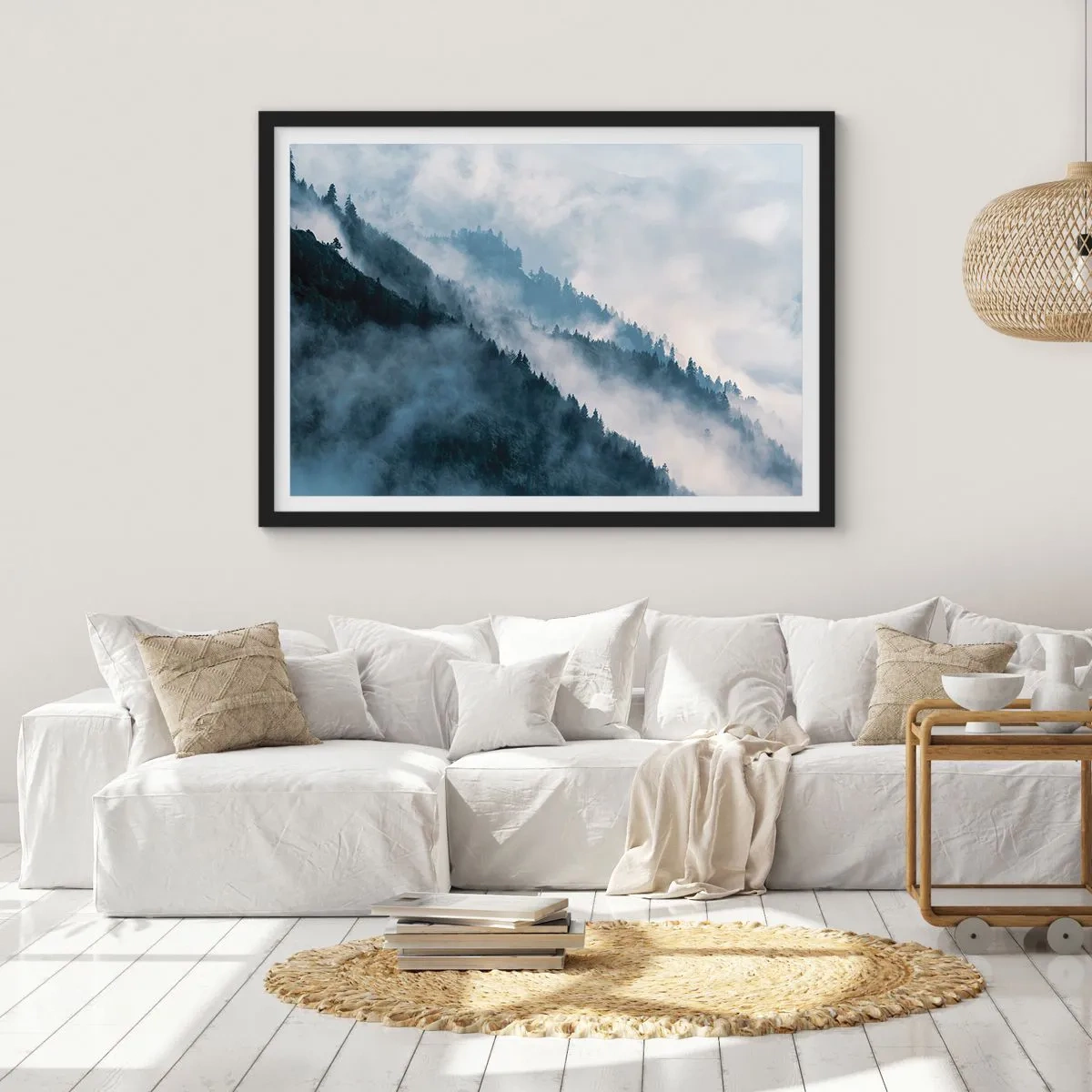 Póster en marco negro - La niebla se cierne sobre las laderas boscosas de las montañas en un paisaje misterioso. - 100x70cm - Misticismo de las montañas - Decoración de pared moderna para salón y dormitorio ARTTOR