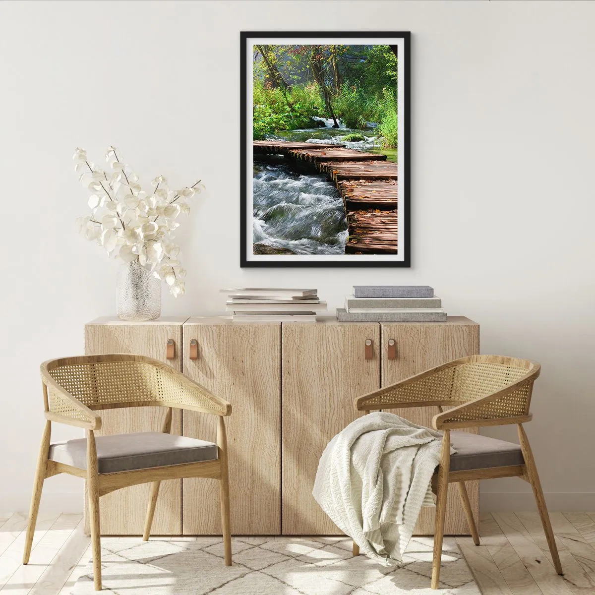 Póster en marco negro - Un puente de madera sobre un arroyo caudaloso - 50x70cm - Sobre una cascada de espuma - Decoración de pared moderna para salón y dormitorio ARTTOR