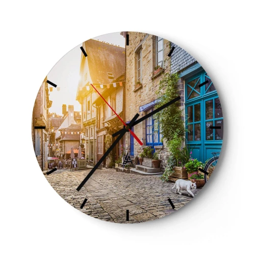 Reloj de pared - Reloj de vidrio - Una calle encantadora con casas de vecindad, flores y un perro blanco. - 30x30cm - El fantasma blanco de la ciudad - Decoración de pared moderna para salón, cocina y dormitorio ARTTOR