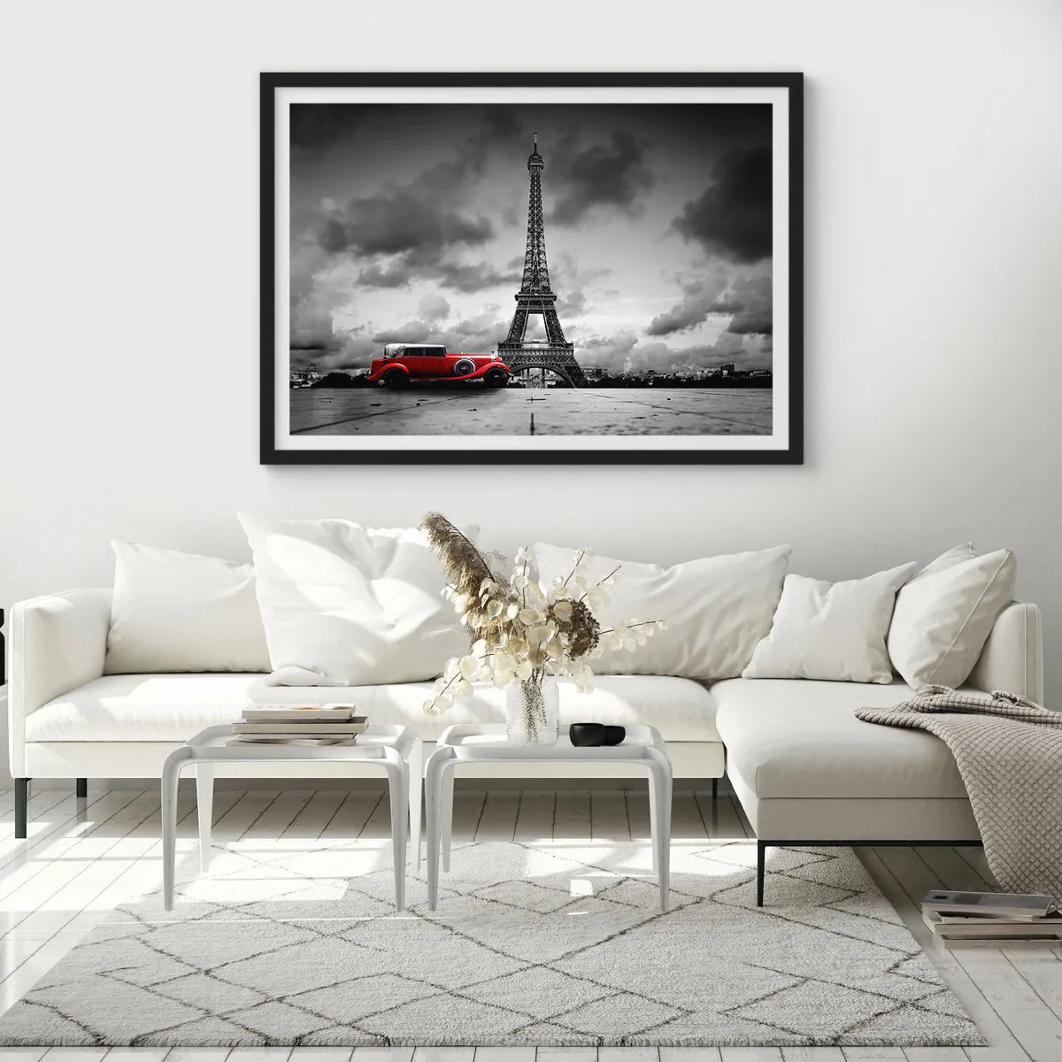 Póster en marco negro - Coche retro rojo frente a la Torre Eiffel en blanco y negro - 70x50cm - No hace mucho tiempo, en París - Decoración de pared moderna para salón y dormitorio ARTTOR