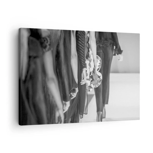 Cuadro sobre lienzo - Impresión de Imagen - Una escena de pasarela en blanco y negro que muestra los detalles de los vestidos y las figuras de las modelos. - 70x50cm - Un desfile con estilo - Decoración de pared moderna para salón y dormitorio ARTTOR