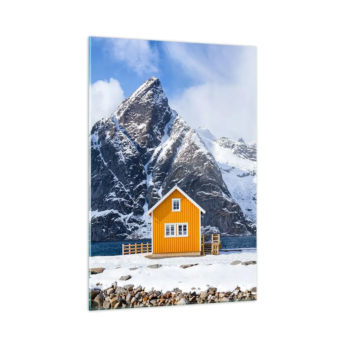 Cuadro sobre vidrio - Impresiones sobre Vidrio - Una casa amarilla con el telón de fondo de montañas cubiertas de nieve y el mar. - 70x100cm - Vacaciones escandinavas - Decoración de pared moderna para salón y dormitorio ARTTOR