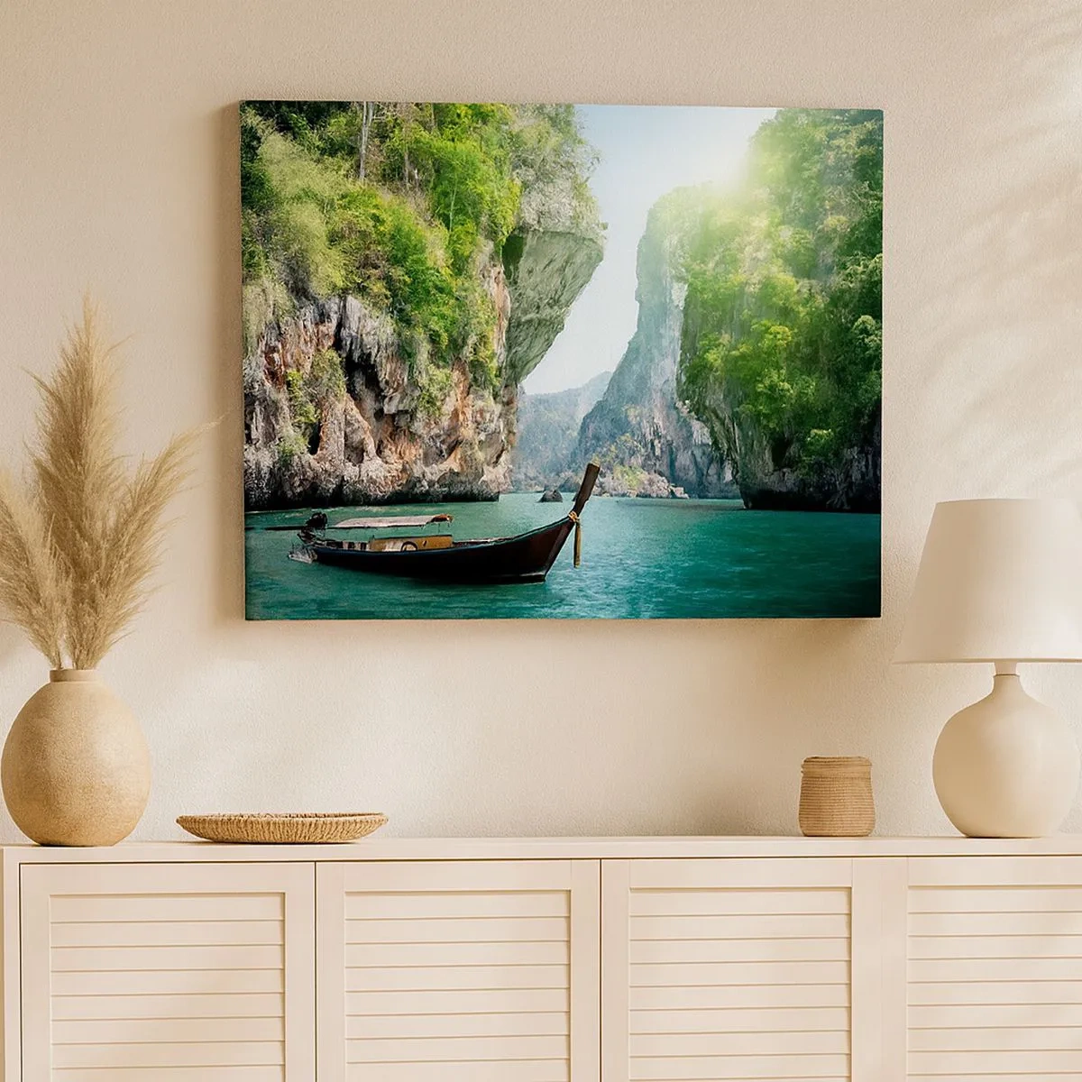 Cuadro sobre lienzo - Impresión de Imagen - Un barco tradicional con un telón de fondo de acantilados tropicales y aguas turquesas. - 70x50cm - Una invitación a un viaje exótico - Decoración de pared moderna para salón y dormitorio ARTTOR