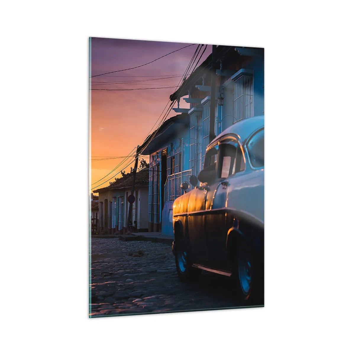 Cuadro sobre vidrio - Impresiones sobre Vidrio - Calle atmosférica con un coche clásico al atardecer - 50x70cm - Aquí el tiempo se ralentiza - Decoración de pared moderna para salón y dormitorio ARTTOR