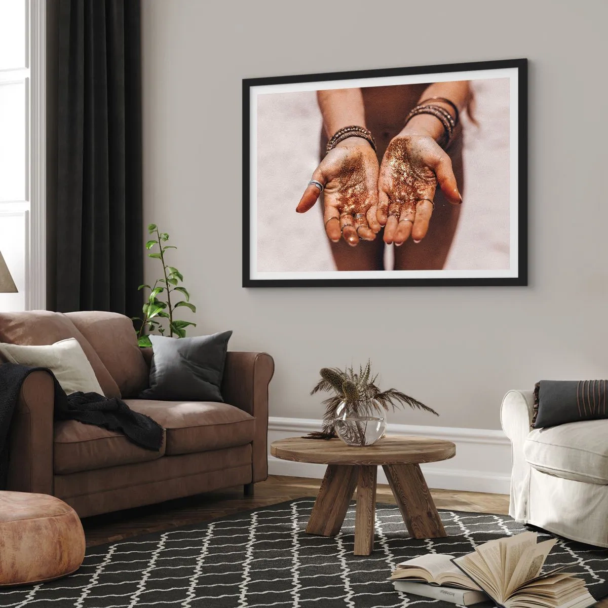 Póster en marco negro - Primer plano de manos con purpurina en tonos cálidos. - 70x50cm - Un regalo para ti - Decoración de pared moderna para salón y dormitorio ARTTOR