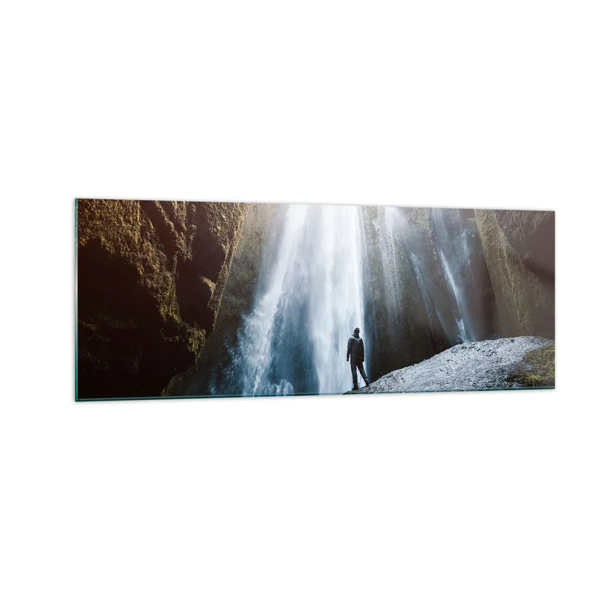 Cuadro sobre vidrio - Impresiones sobre Vidrio - Una figura con el telón de fondo de una majestuosa cascada en un desfiladero rocoso. - 140x50cm - Impresionante vista - Decoración de pared moderna para salón y dormitorio ARTTOR