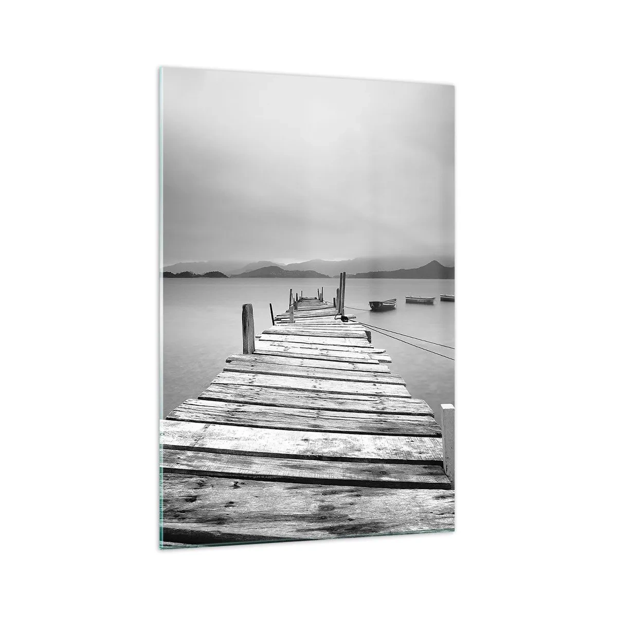 Cuadro sobre vidrio - Impresiones sobre Vidrio - Una vista en blanco y negro de un embarcadero de madera y un lago tranquilo. - 70x100cm - Más allá de las montañas, más allá de los mares - Decoración de pared moderna para salón y dormitorio ARTTOR