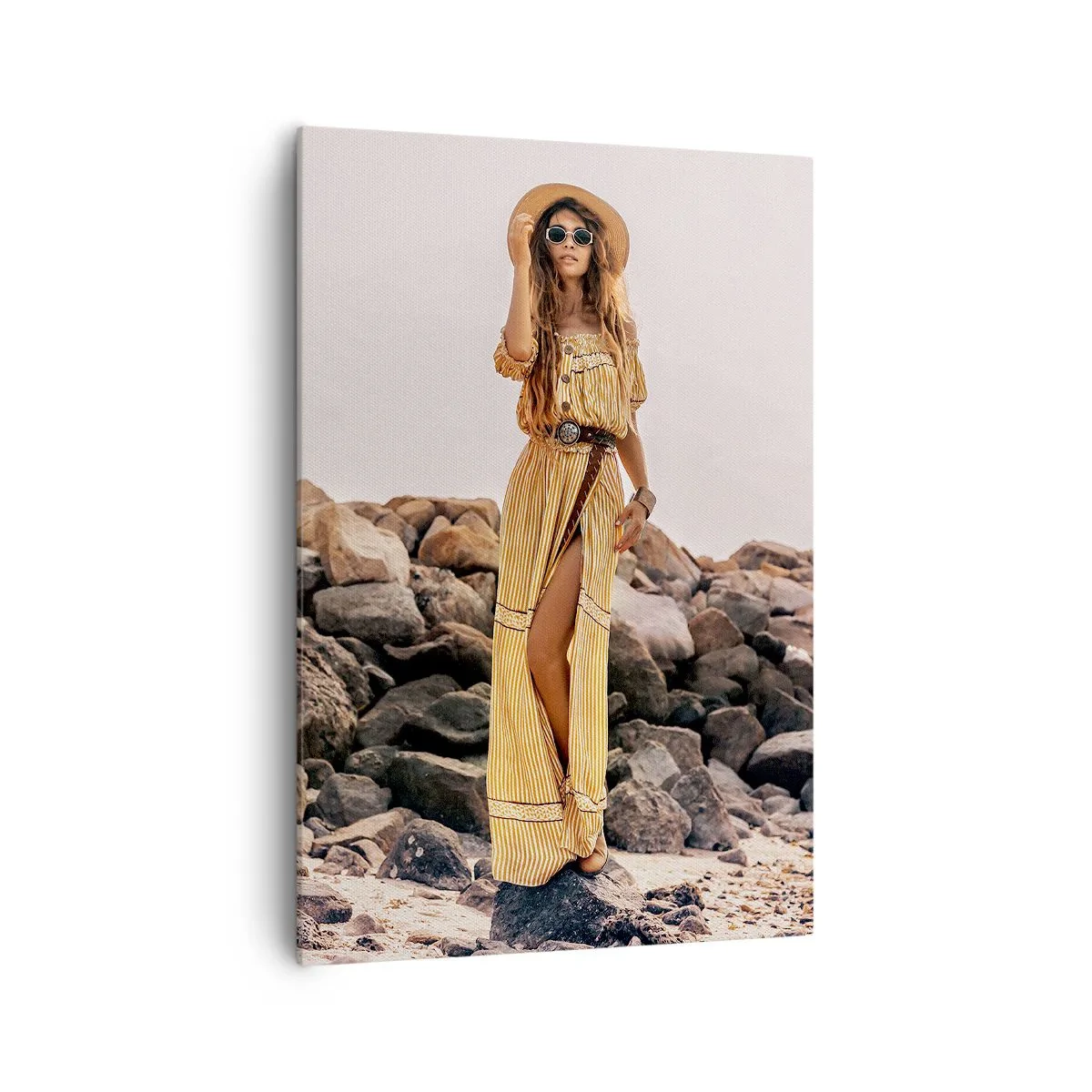 Cuadro sobre lienzo - Impresión de Imagen - Una mujer con estilo boho sobre un fondo de playa rocosa. - 70x100cm - La magia de las piedras - Decoración de pared moderna para salón y dormitorio ARTTOR