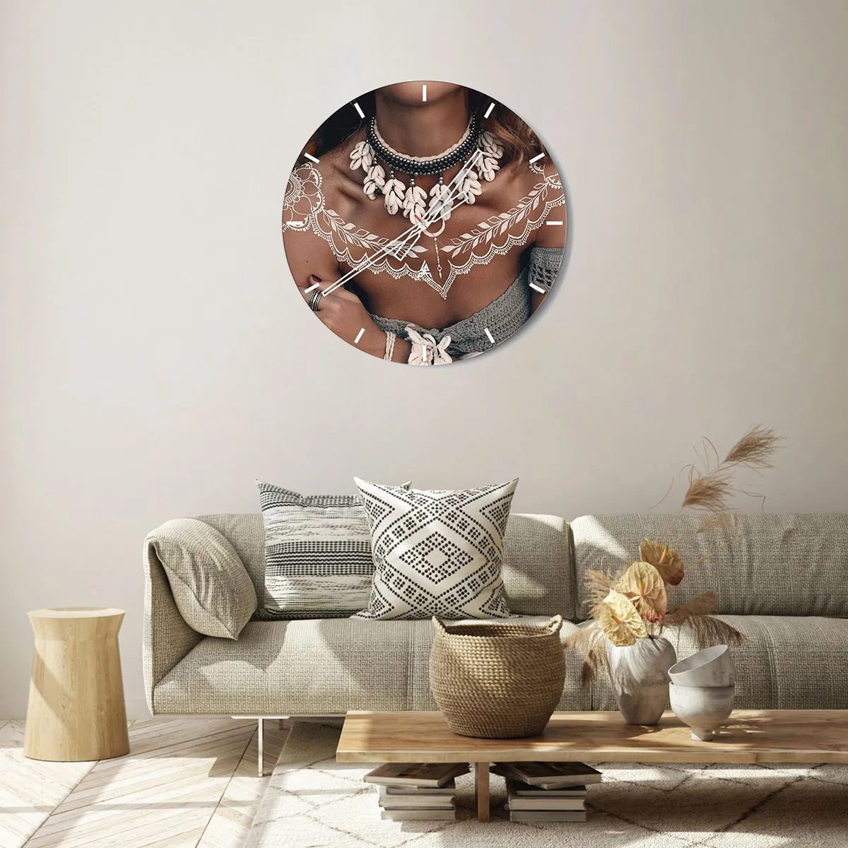 Reloj de pared - Reloj de vidrio - Retrato decorativo de una mujer con joyas étnicas y patrones de henna. - 30x30cm - Talismanes, rituales de feminidad - Decoración de pared moderna para salón, cocina y dormitorio ARTTOR