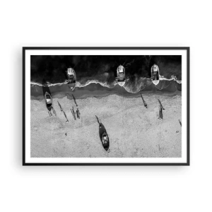 Póster en marco negro - Vista aérea en blanco y negro de barcos en la playa. - 100x70cm - Aún en la orilla... - Decoración de pared moderna para salón y dormitorio ARTTOR
