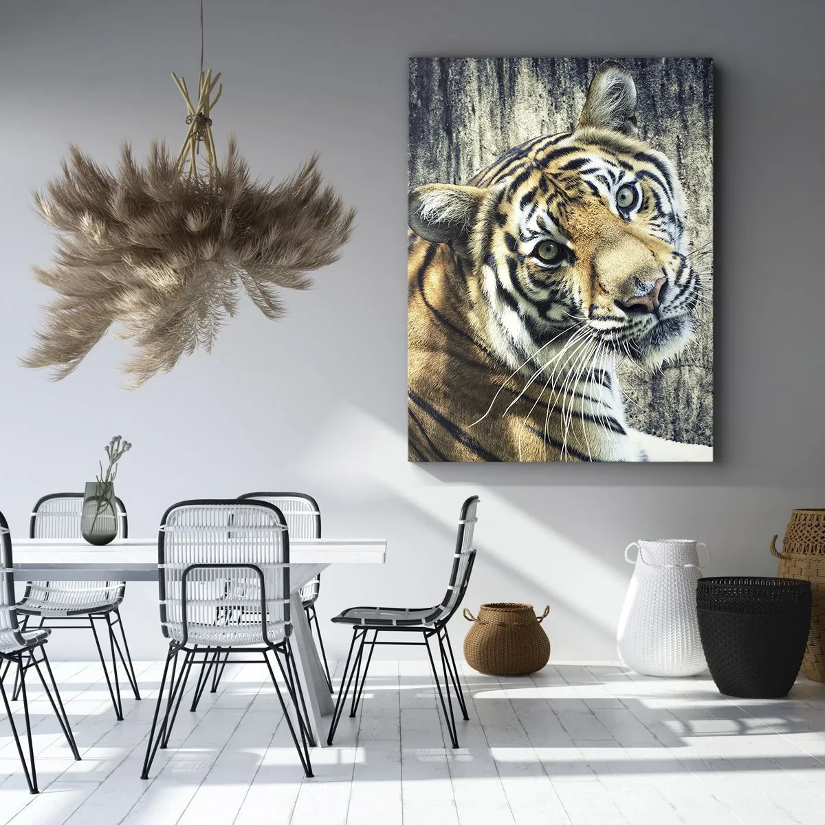 Cuadro sobre lienzo - Impresión de Imagen - Un tigre recostado contra una pared de textura rugosa. - 50x70cm - Retrato en corrientes de luz - Decoración de pared moderna para salón y dormitorio ARTTOR