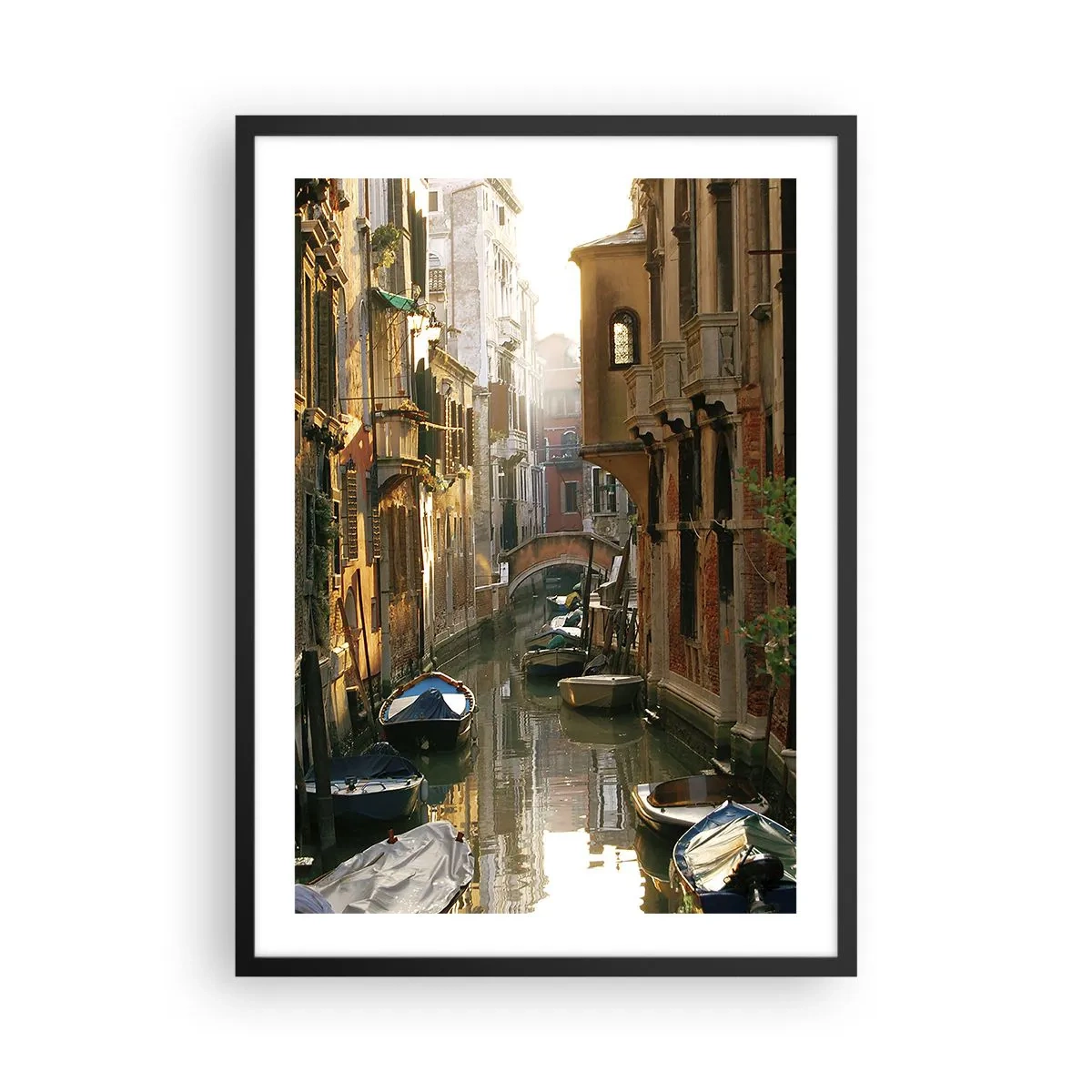 Póster en marco negro - Un canal veneciano rodeado de casas de vecindad históricas - 50x70cm - En un callejón veneciano - Decoración de pared moderna para salón y dormitorio ARTTOR