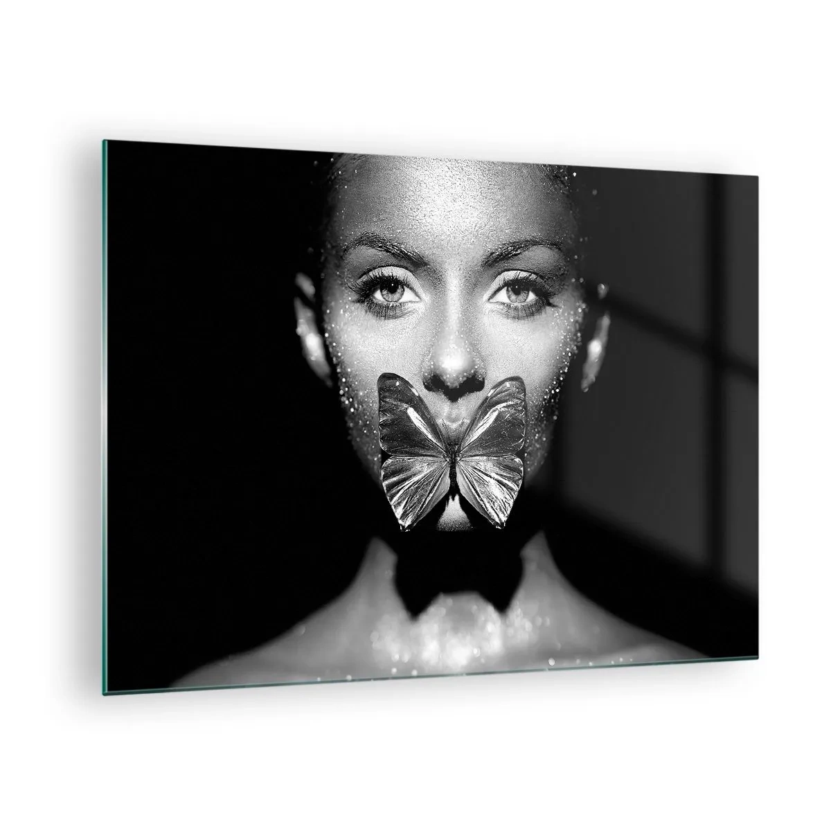 Cuadro sobre vidrio - Impresiones sobre Vidrio - Retrato de una mujer con una mariposa en los labios en blanco y negro - 70x50cm - Beso de mariposa - Decoración de pared moderna para salón y dormitorio ARTTOR