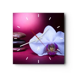 Reloj de pared - Reloj de vidrio - Orquídea blanca y piedras sobre fondo rosa. - 30x30cm - Estudio de frescura en violeta - Decoración de pared moderna para salón y dormitorio ARTTOR
