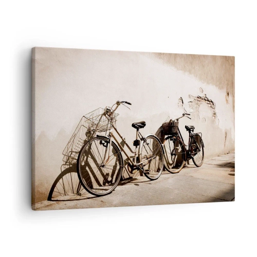 Cuadro sobre lienzo - Impresión de Imagen - Dos bicicletas apoyadas contra una vieja pared de estilo retro. - 70x50cm - El inolvidable encanto del pasado - Decoración de pared moderna para salón y dormitorio ARTTOR