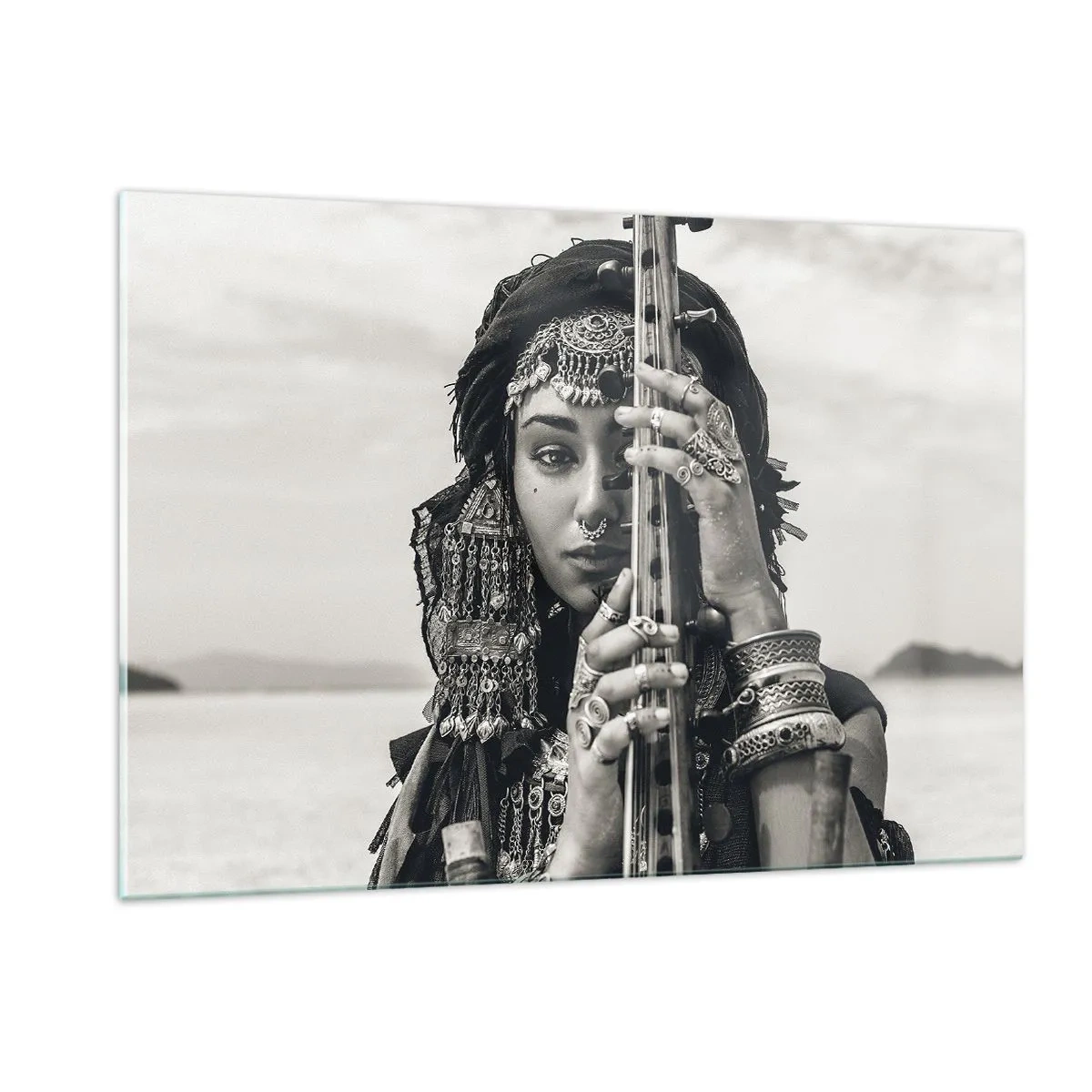 Cuadro sobre vidrio - Impresiones sobre Vidrio - Mujer con joyería oriental y un instrumento - 120x80cm - La música propia de Oriente - Decoración de pared moderna para salón y dormitorio ARTTOR