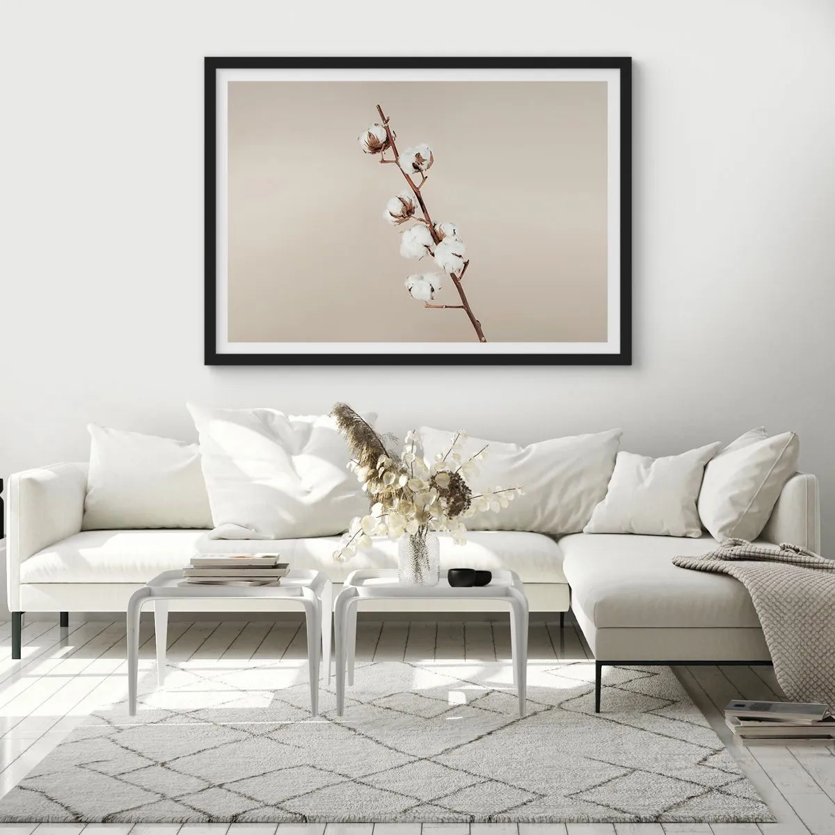 Póster en marco negro - Una ramita de algodón sobre un fondo beige. - 70x50cm - En la fuente de la suavidad - Decoración de pared moderna para salón y dormitorio ARTTOR
