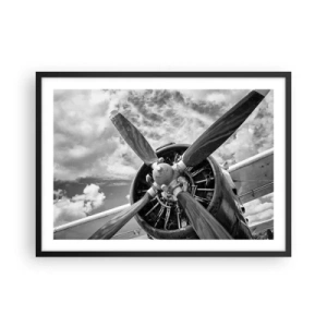 Póster en marco negro - Una fotografía en blanco y negro de la hélice de un avión contra un cielo dinámico. - 70x50cm - Conquistador de los cielos - Decoración de pared moderna para salón y dormitorio ARTTOR