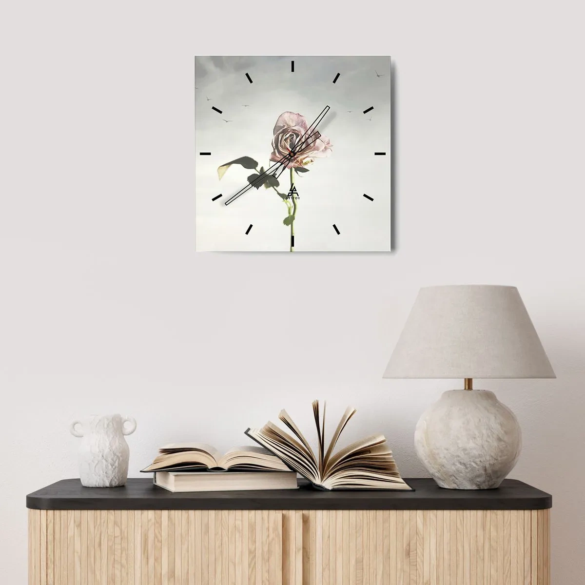 Reloj de pared - Reloj de vidrio - Una delicada rosa contra un cielo brillante con pájaros volando. - 30x30cm - Bienvenida a la primavera - Decoración de pared moderna para salón y dormitorio ARTTOR