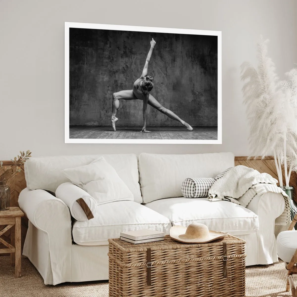 Póster - Una bailarina en pose artística frente a una pared sin rematar - 100x70cm - Equilibrio perfecto - Decoración de pared moderna para salón y dormitorio ARTTOR