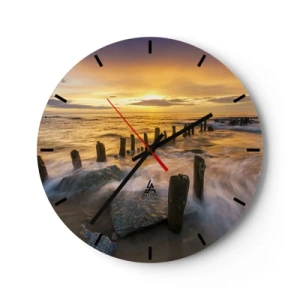 Reloj de pared - Reloj de vidrio - Puesta de sol sobre el mar con postes de madera en la orilla - 30x30cm - La cruda belleza del Báltico - Decoración de pared moderna para salón, cocina y dormitorio ARTTOR