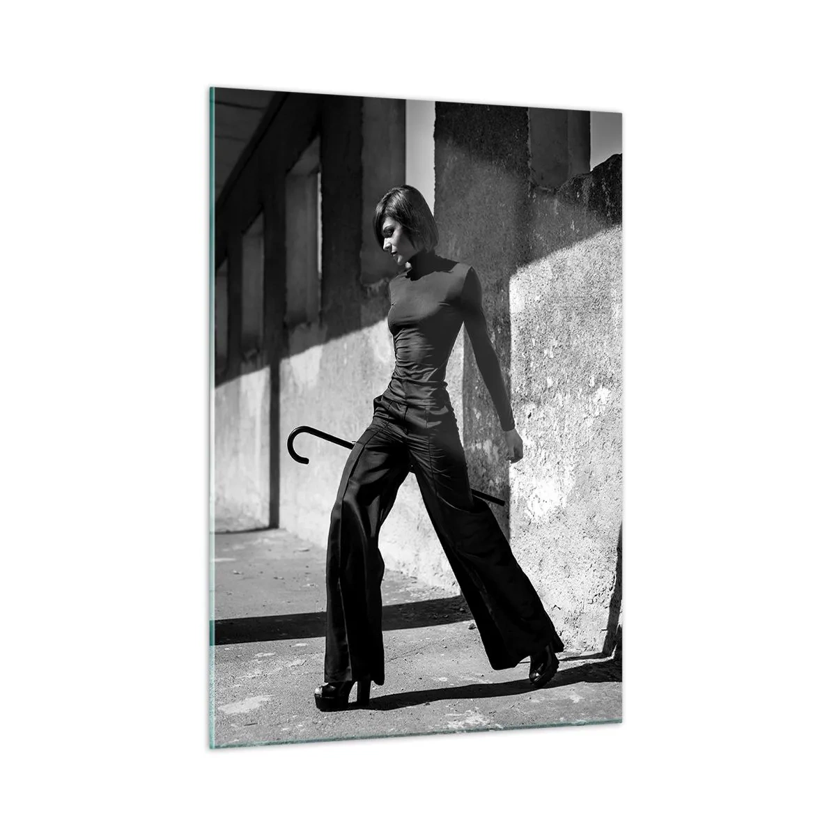 Cuadro sobre vidrio - Impresiones sobre Vidrio - Fotografía en blanco y negro de una mujer con un atuendo elegante en un entorno urbano. - 50x70cm - Elegancia urbana - Decoración de pared moderna para salón y dormitorio ARTTOR