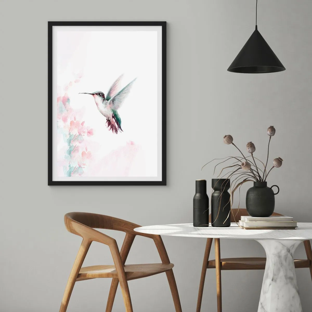 Póster en marco negro - Colibrí en vuelo con un delicado fondo floral. - 50x70cm - Plasmando el aleteo - Decoración de pared moderna para salón y dormitorio ARTTOR