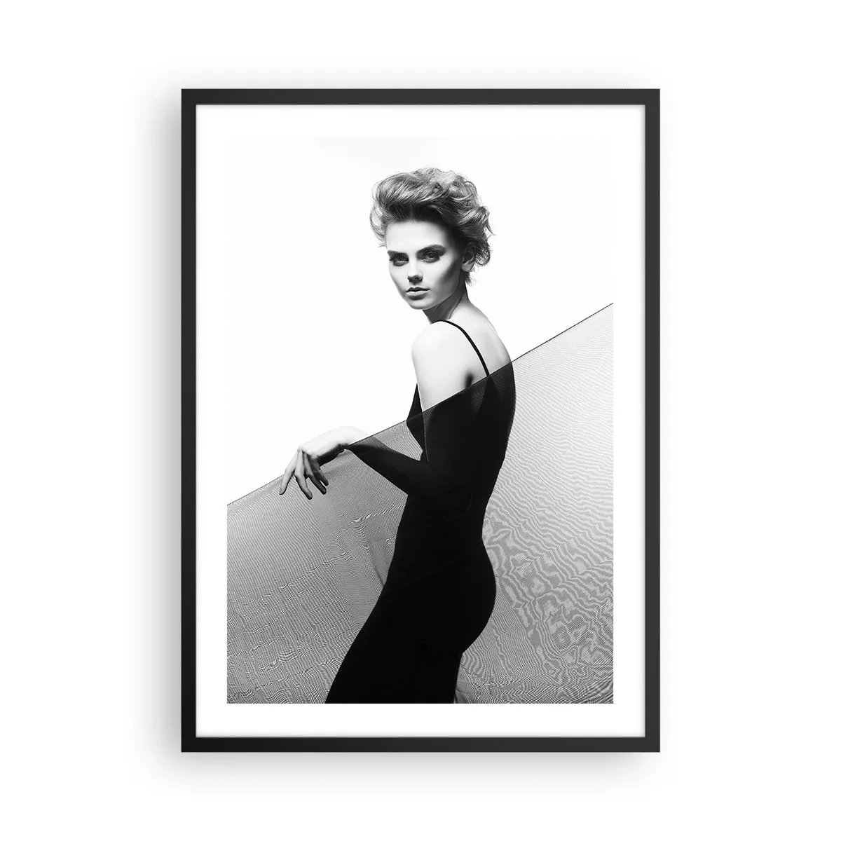 Póster en marco negro - Una mujer con un vestido negro frente a un paisaje desértico. - 50x70cm - Mirada magnética - Decoración de pared moderna para salón y dormitorio ARTTOR