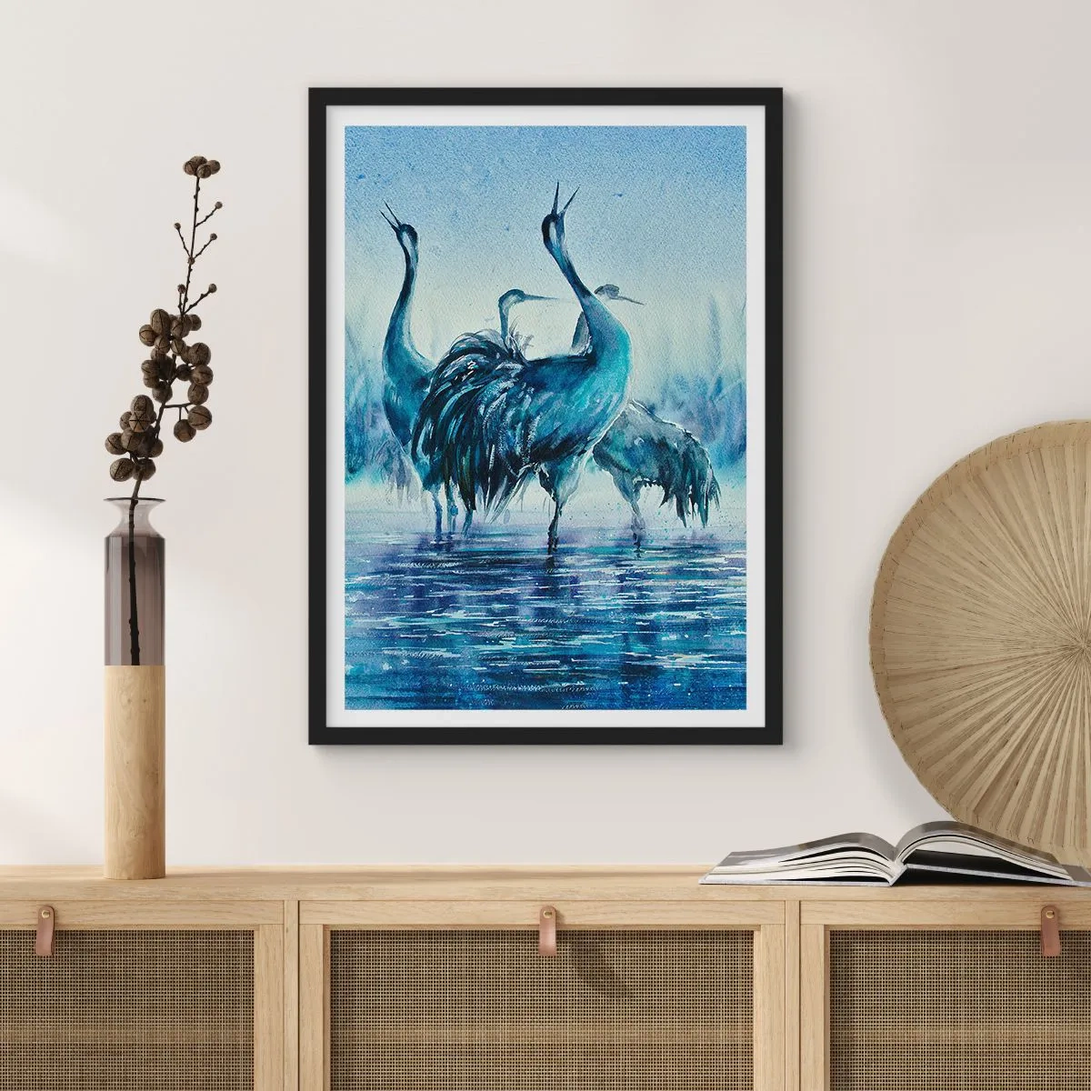 Póster en marco negro - Una imagen atmosférica de grúas en un paisaje acuático azul. - 50x70cm - Reunión matinal - Decoración de pared moderna para salón y dormitorio ARTTOR