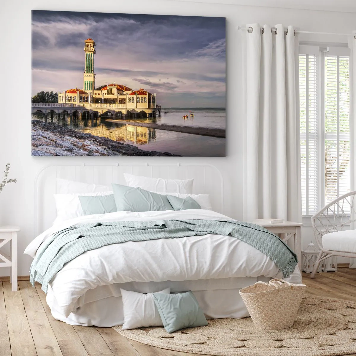 Cuadro sobre lienzo - Impresión de Imagen - Un impresionante edificio con un minarete sobre el agua rodeado de un paisaje tranquilo. - 70x50cm - Templo de la naturaleza - Decoración de pared moderna para salón y dormitorio ARTTOR