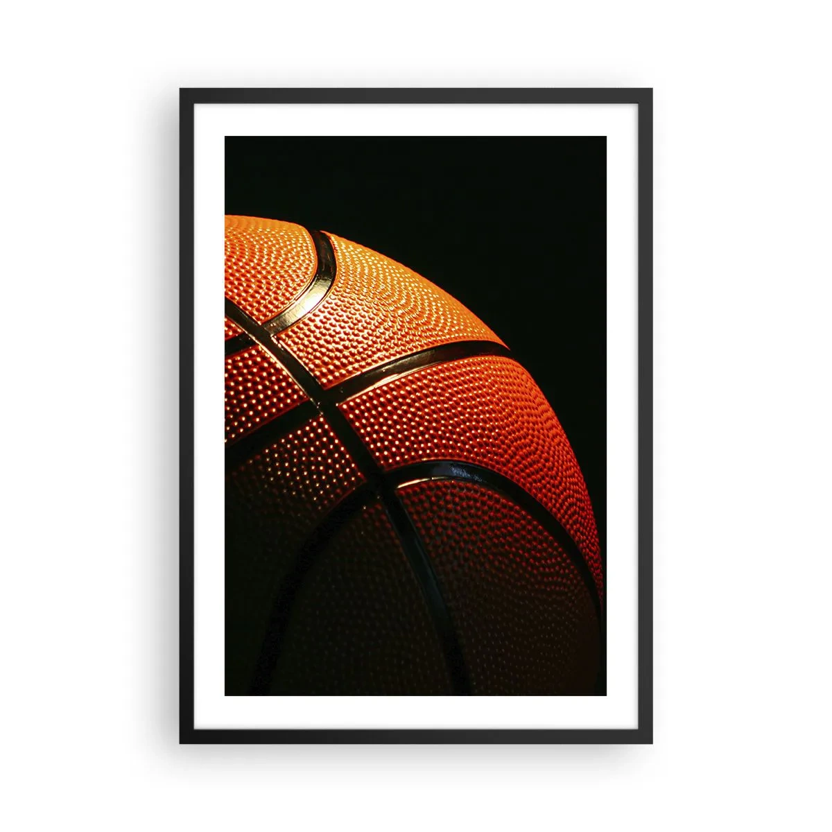 Póster en marco negro - Primer plano de una pelota de baloncesto en el foco - 50x70cm - Hermoso como un planeta - Decoración de pared moderna para salón y dormitorio ARTTOR
