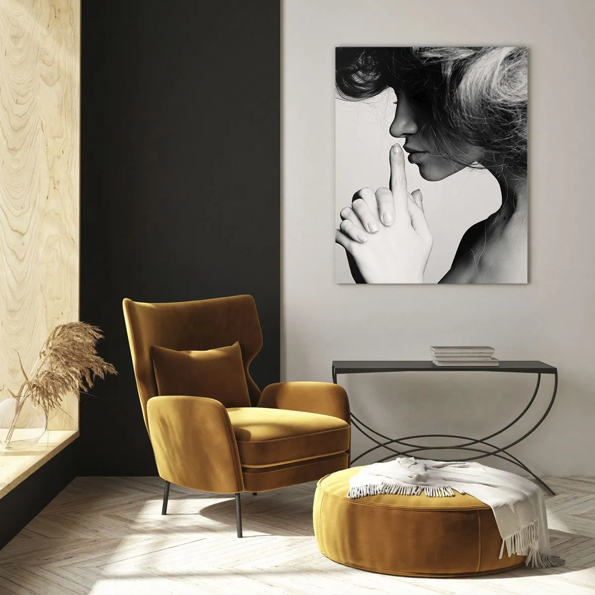 Cuadro sobre vidrio - Impresiones sobre Vidrio - Una mujer en una fotografía en blanco y negro haciendo un gesto de silencio. - 50x70cm - Escucharme a mí misma - Decoración de pared moderna para salón y dormitorio ARTTOR
