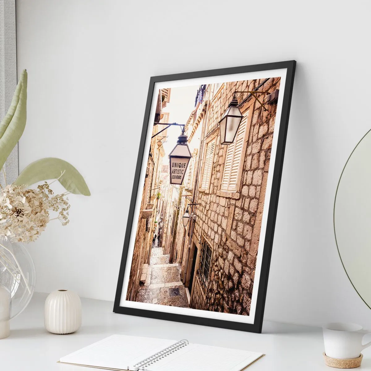 Póster en marco negro - Una encantadora calle de piedra con faroles y escaleras. - 50x70cm - Un callejón encantador - Decoración de pared moderna para salón y dormitorio ARTTOR