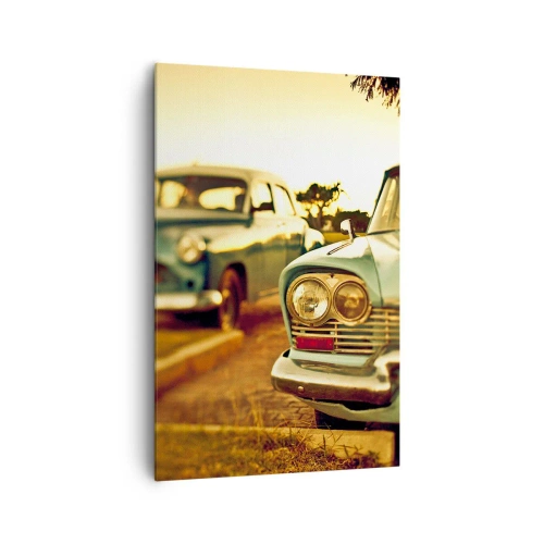 Cuadro sobre lienzo - Impresión de Imagen - Coches clásicos bajo la cálida luz del atardecer. - 80x120cm - A la espera del futuro - Decoración de pared moderna para salón y dormitorio ARTTOR