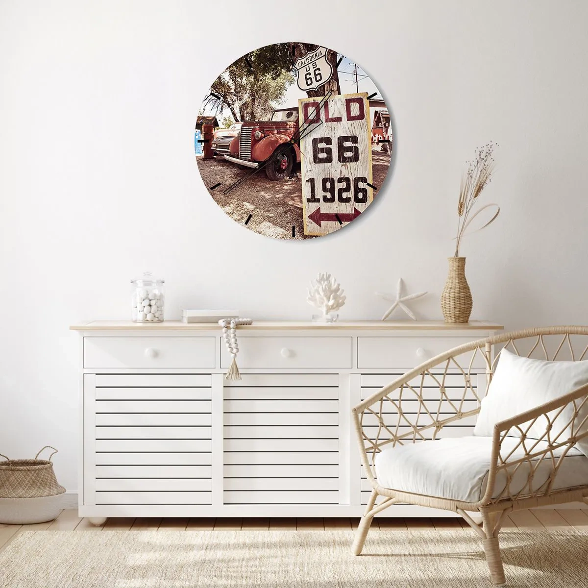 Reloj de pared - Reloj de vidrio - Un automóvil clásico frente a un cartel de la Ruta 66 y una placa de madera. - 30x30cm - Una leyenda de la América profunda - Decoración de pared moderna para salón, cocina y dormitorio ARTTOR