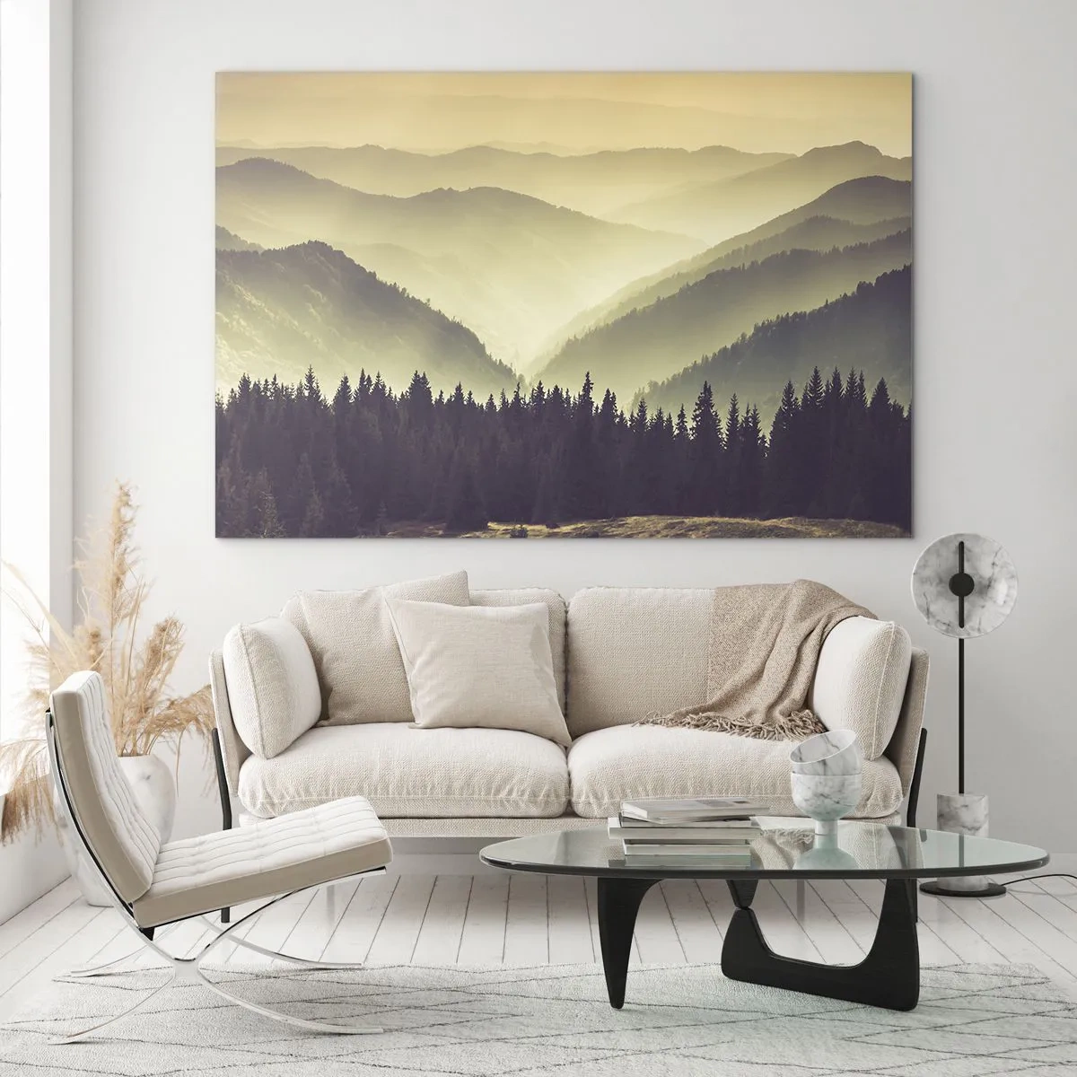 Cuadro sobre vidrio - Impresiones sobre Vidrio - Una vista brumosa de una cadena montañosa con un bosque oscuro en primer plano. - 120x80cm - Más allá de las siete montañas... - Decoración de pared moderna para salón y dormitorio ARTTOR