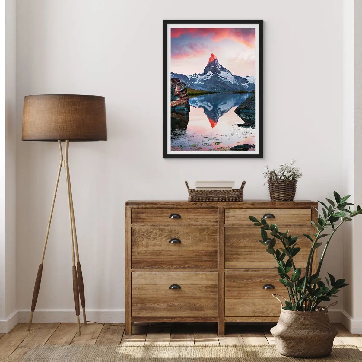 Póster en marco negro - Una montaña reflejada en un lago al atardecer. - 50x70cm - El corazón de las montañas arde - Decoración de pared moderna para salón y dormitorio ARTTOR